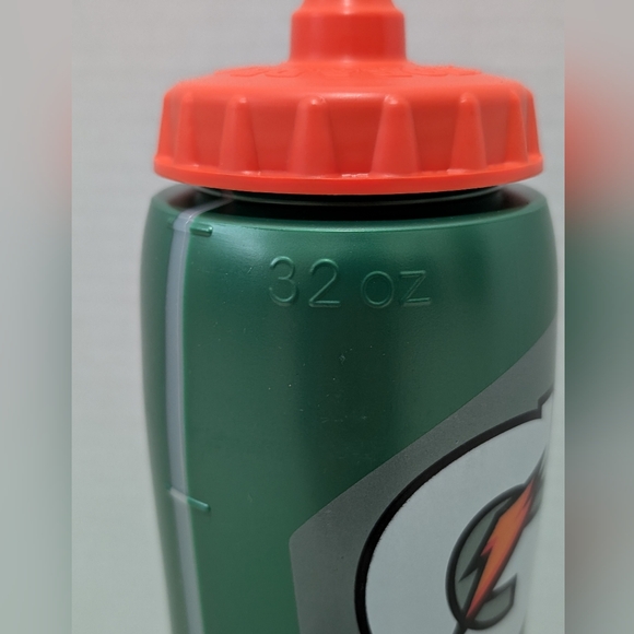 Lot of 7 Brand New Gatorade Squeeze Water Bottle 32 OZ Green Dishwasher Safe - Picture 5 of 16